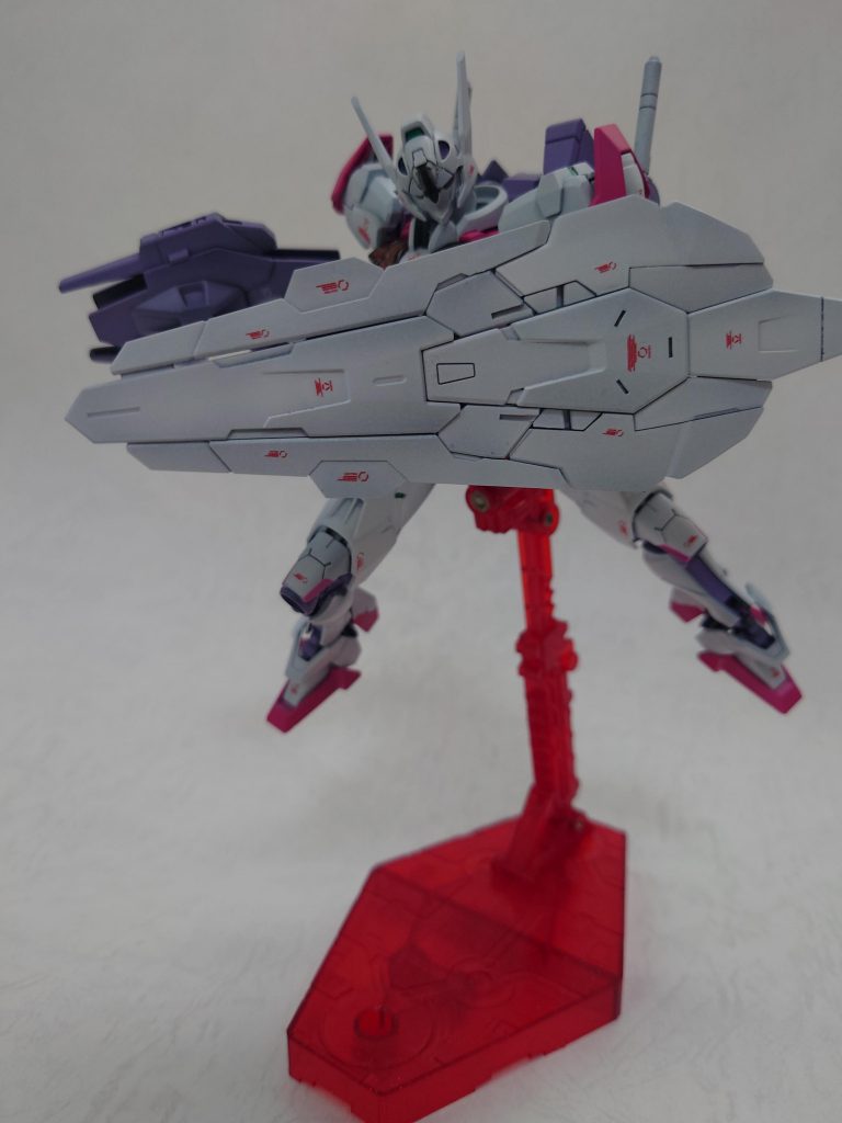 シールドはユニコーンを彷彿しますね、少し大き過ぎのでもう一回り小さくても良い印象が。取り回し難しそu。