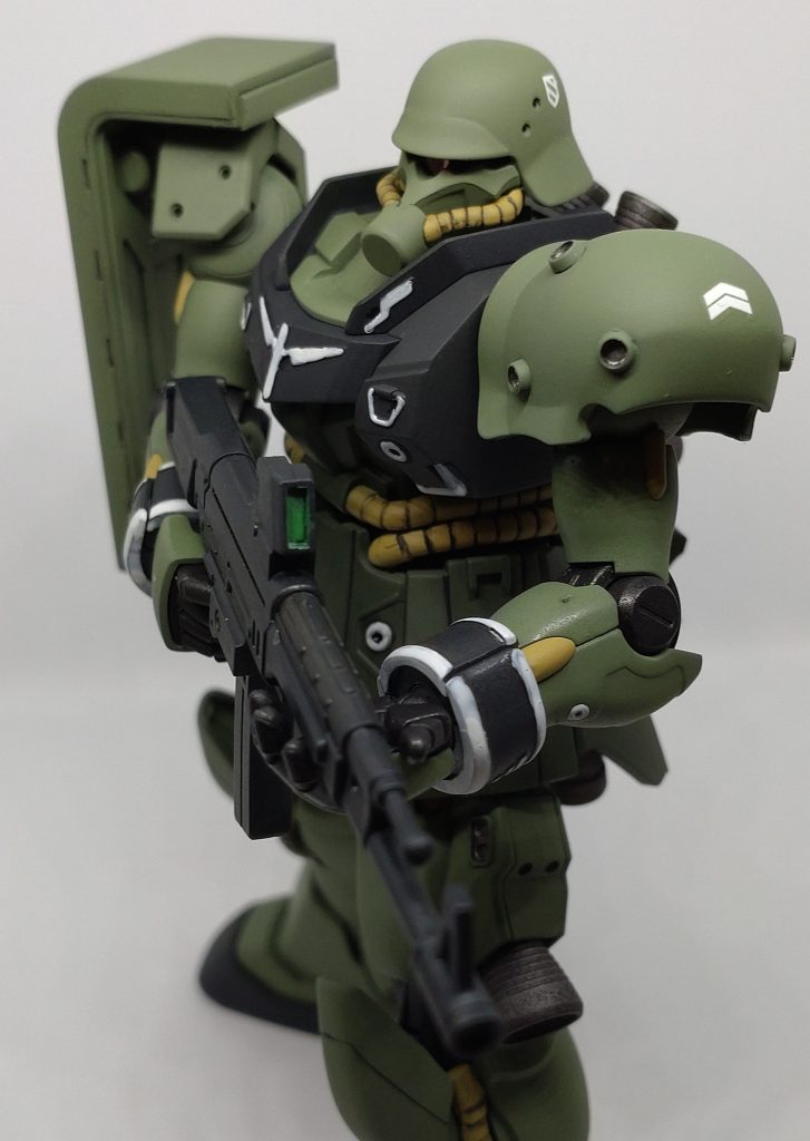 肩アーマーの○の部分にディテールアップパーツを貼り付けました。