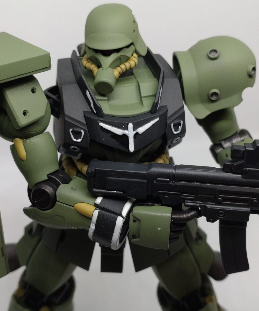 毒ガスマスクみたいな顔が👍です。