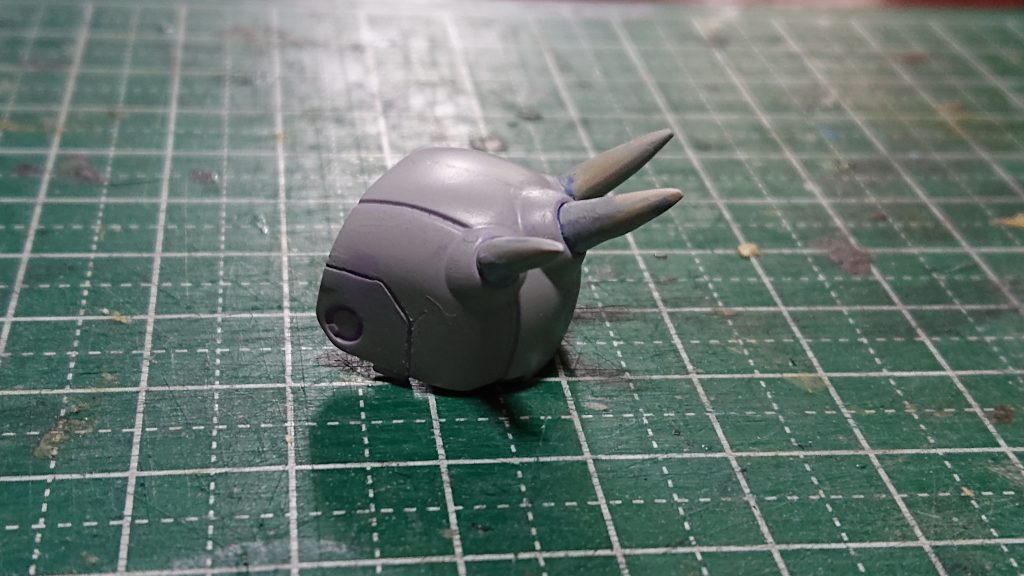 左肩スパイクはエポパテを盛ってから削り鋭利化させました。