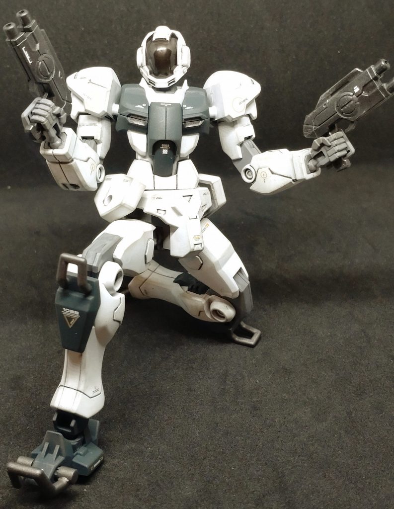 このキットは可動域が広いので膝立ちがキレイに決まりますね👍