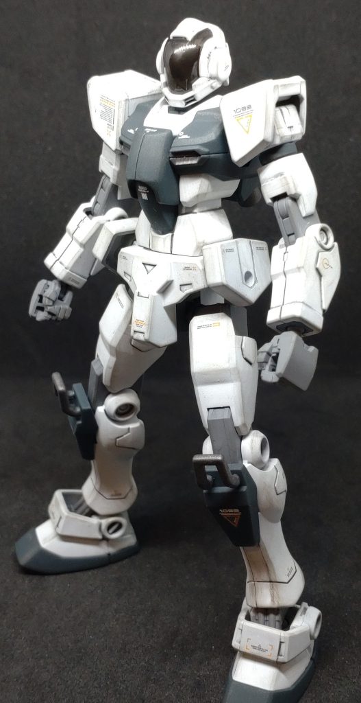 自宅のジャンクパーツになっていたREVIVEガンダムの肩パーツと足首を付け替えました。接続方法が共通なのでポン付けです。