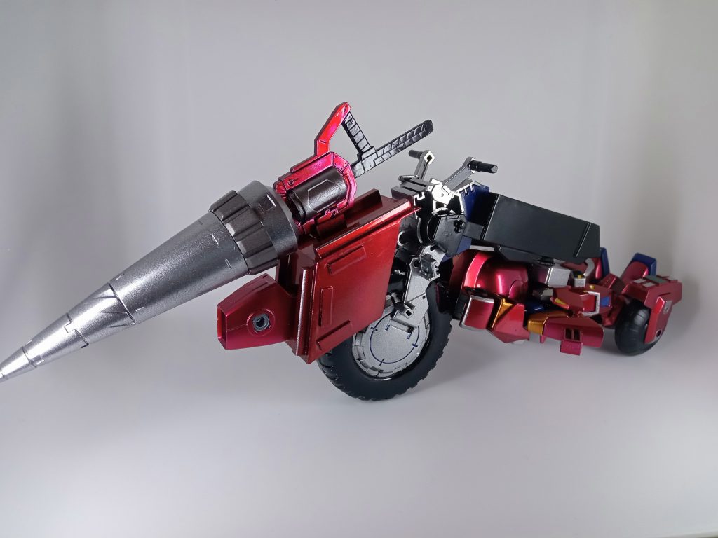 仮面ライダーアクセルをイメージし、変形の仕組みとカラーを参考にしました。メインじゃないけど存在感があるキャラになった感じがします。SDのガンプラは塗装まですると作りごたえがあって楽しかったですね!