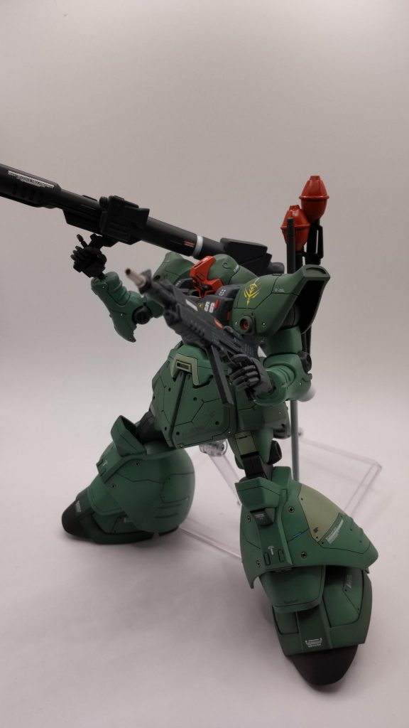 脚部は、膝関節で上下2ミリ延長です。手首はビルダーズパーツに交換しました。後は全身にスジ彫りを入れましたー安物なもんで、スジ彫りラインが安定しなーい、まだまだ練習が必要です。どうしても力を借りる入れてしまう事があります。