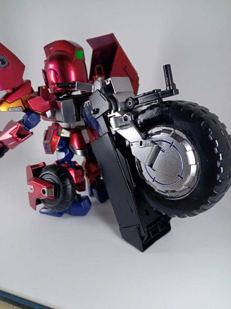 背中のタイヤを組み換えて前輪にします。