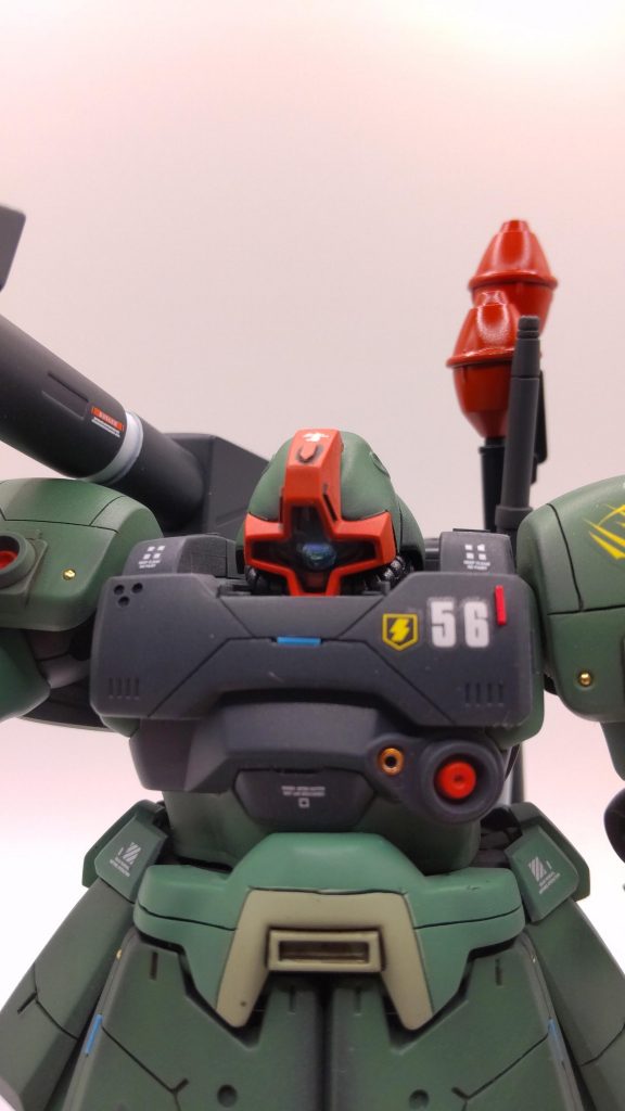 モノアイを、光るパーツに変更と、頭部を下げたポージングにする為にボディーをくり抜き、新たに土台を作りました。