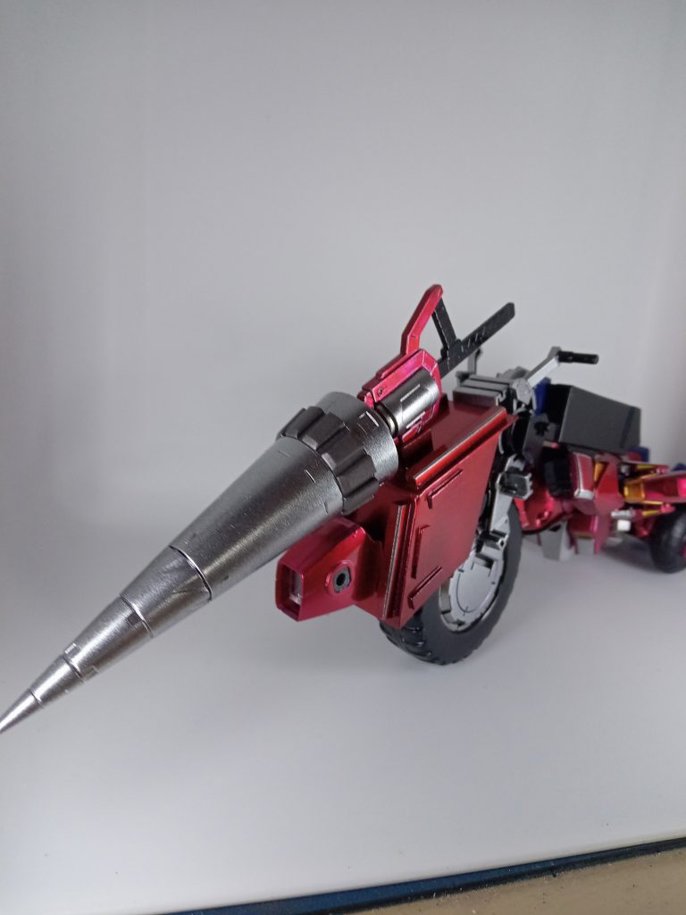 ドリルランスは変形するとフロントカウルに付き、このままトップスピードで敵に突撃します。