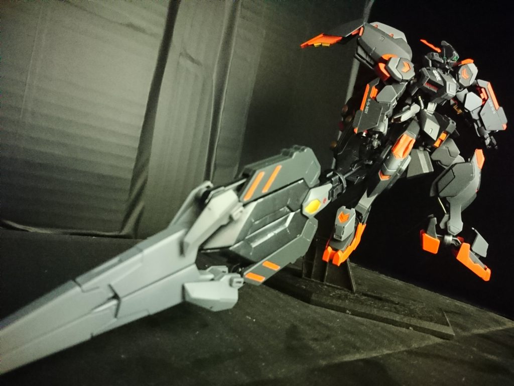 フルシティのシールド&シザーは、アリオスの機首とのハサミコラボという遊びを。持ち手をスクラッチして、フルシティの元の持ち手にアリオスの機首を肩ごと繋げましてバスタードソードぽく見えますでしょうか?このパーツは、自分的にはあまりうまく行った感じはしてないです。