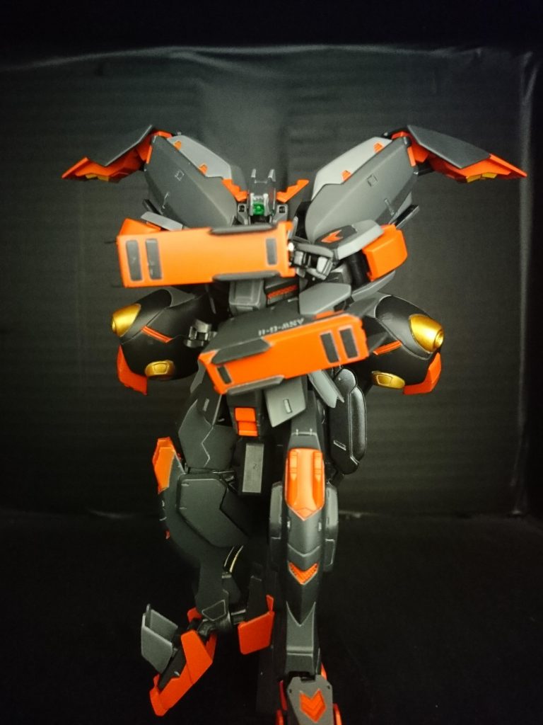 カラーリングは、暗めの色に好きなオレンジを組み合わせました。腰と、股間軸の延長を施してます。各所バーニアは、何箇所か付け足した上、光沢のゴールドで彩色しました。このキット、合わせ目消しと塗り分けが必要な箇所が、ほんとに多かった…(-_-;)