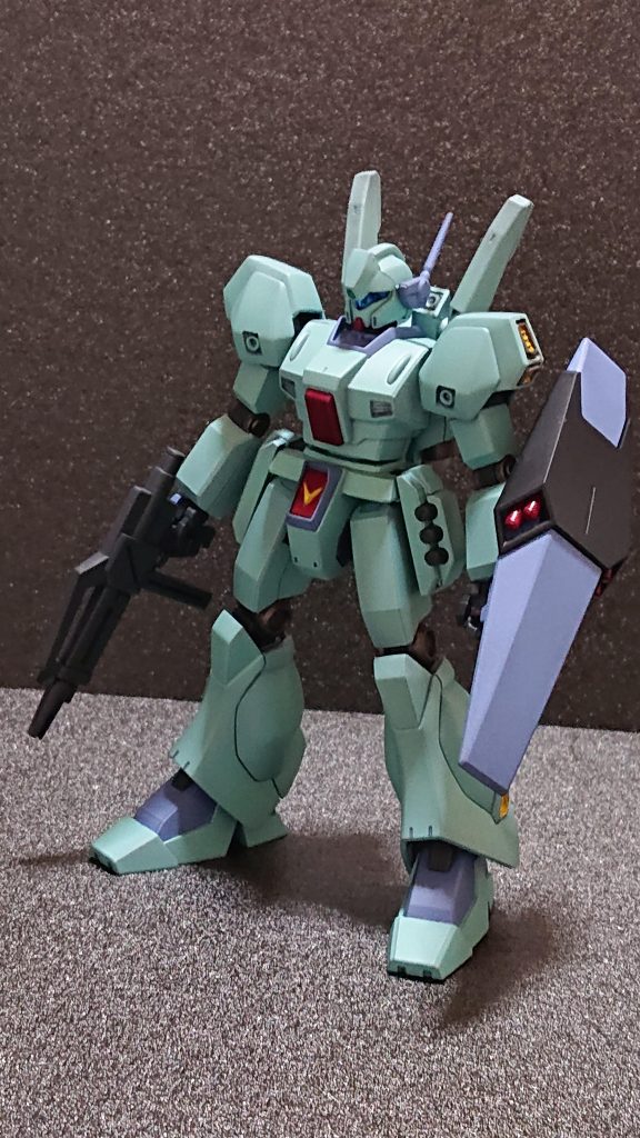 本来黄緑の部分がすみれ色になっていたりする件ですが。塗装途中の黄緑を切らしてしまい、また同じ黄緑を調色できず、急遽その色にしてしまいました。調色は量を考慮して計画的にということですね。