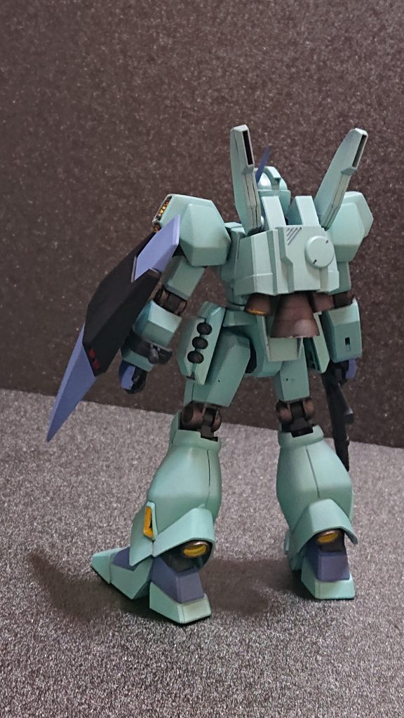 肩と脚の合わせ目は極力消しています。黒サフ下地にデイナイトグリーン基本に、コバルトブルー、ニュートラルグレーを混色。少し濁ったジェガン色になりましたが、お許しください。所々塗りミスがありますね。太もも裏になんかほくろがありますね。詰めの甘さが見えます( ´△｀)