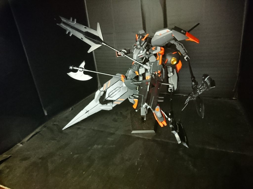 バルバトスのメイス×2の他、アックス×3と先程のバスタードソード風武器の腕全部を使った近接武器フル装備