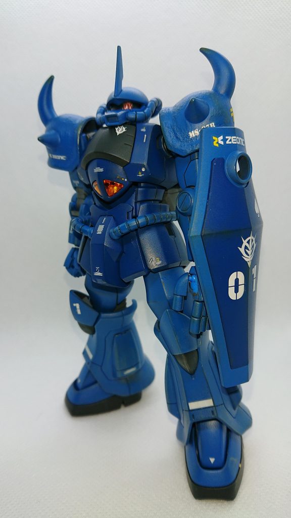 グフです。製作途中で何故か両肩の中央のスパイクの根元が破損しまして、ごまかすために両方とも接着しましたが、何か仕上がりに納得いかず…。結果アーマー自体に鋳造表現をしつつ破損部をごまかしてます。