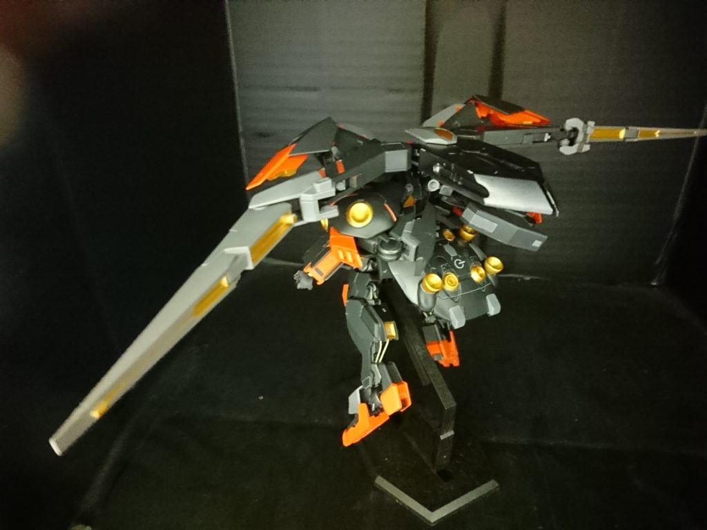 バックショット。ナンカ、飛べそうな感じ(笑)わかりにくいかもですが、背中には、ダブルでシールドを背負わせております。リベイクのシールドには、バーニアを4つ付け加えてあります。