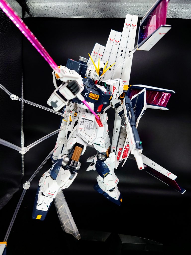 盾の裏のディティールすごくないですか?!この写真では分かりづらいですが^^;　ということで張り切って部分塗装もさせていただきました。シリンダーの塗り分けも基本ですが、やはり映えますね。最近いろんな金の配色を使ったMGEXストライクフリーダムガンダムが予告され、金の使い方、種類について考える日々でした。