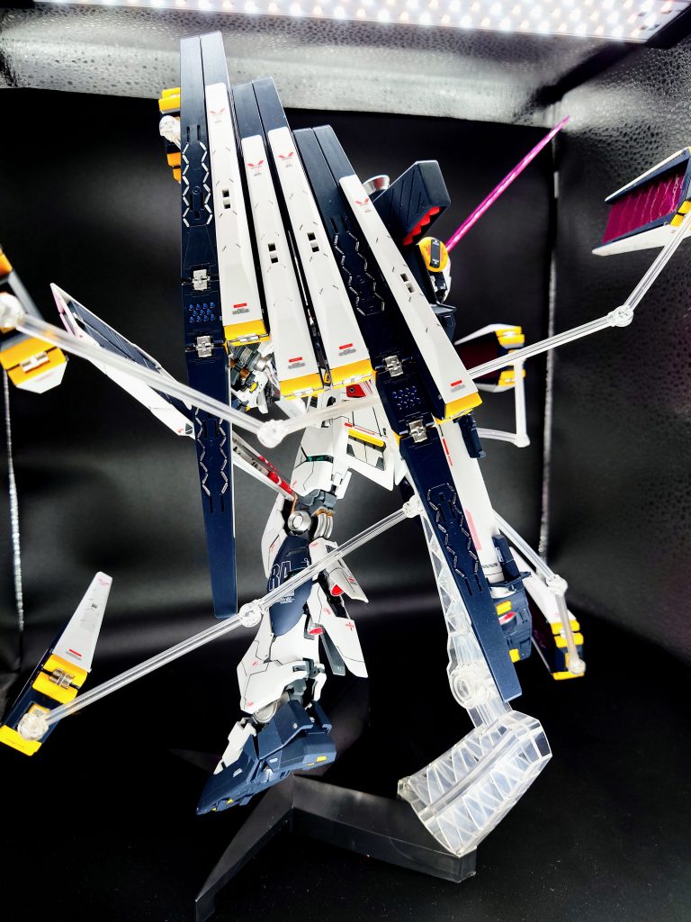 背中！！！ドンッ。バーニアとファンネルの塗り分けにとてつもない時間をかけました。全部塗り終えたときの感動を共有させてください。