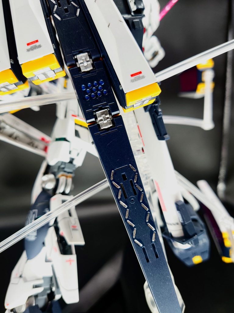 はみ出したとき、みなさんどうしてますか？私はベースがラッカーのスプレー塗装で部分塗装はエナメル塗料で筆塗りしているのではみ出したらエナメルで消してます。マスキングしてスプレー塗装がホントはベストですよね!根気がいりますね（泣）（喜）