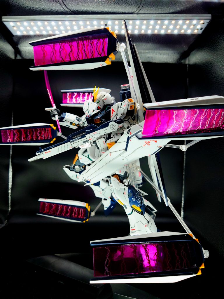 ファンネルはもともと6枚ですが追加でファンネルとエフェクトのセットを購入したため、彼は12枚のファンネルを背負ってます。自立不可！！！右側は射出状態で、左は背中に背負っています。マウントしてます。アシンメトリーのイケメンさを世に広めたいです。（きっともうみんな知っている‥？！）