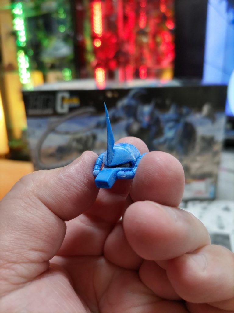 目付きを悪くする定番工作とランナータグを利用してブレードアンテナを大型化しました。