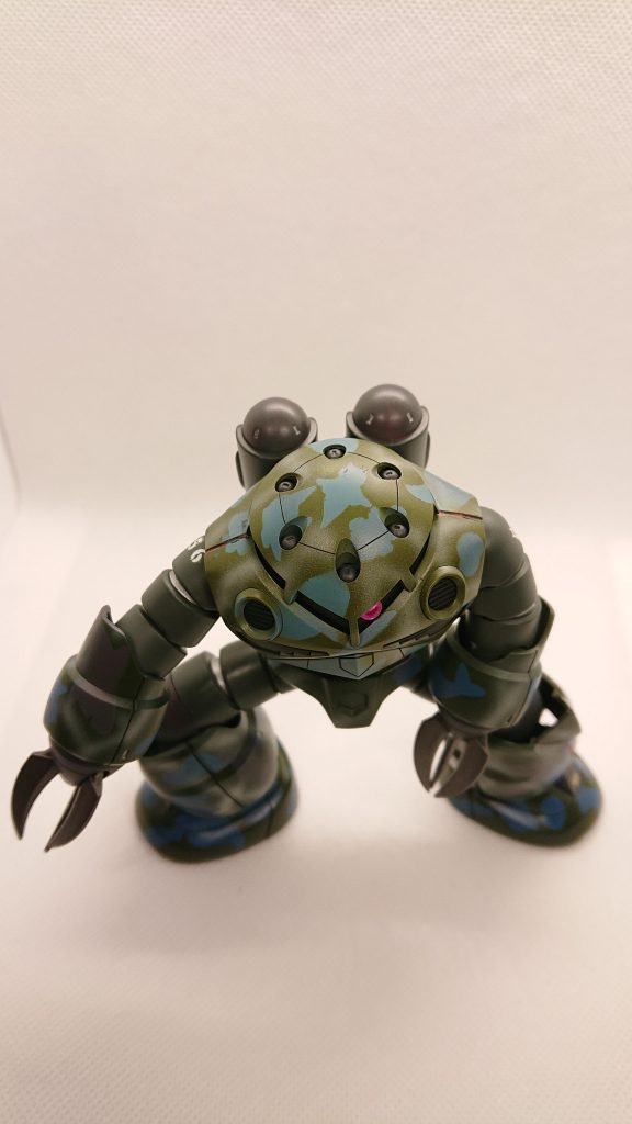 頭にも色々いますね。シール貼りと題名は娘が考えてくれました。あとはポージングもしてくれましたよ。