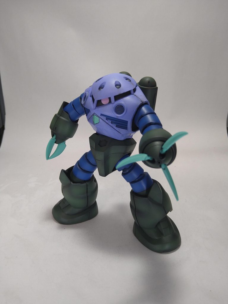 ほとんどがボールジョイントだから塗装は楽でしたボディー以外を全部黒サフで真っ黒にしてから影を残すように陰影を付けて塗装しました