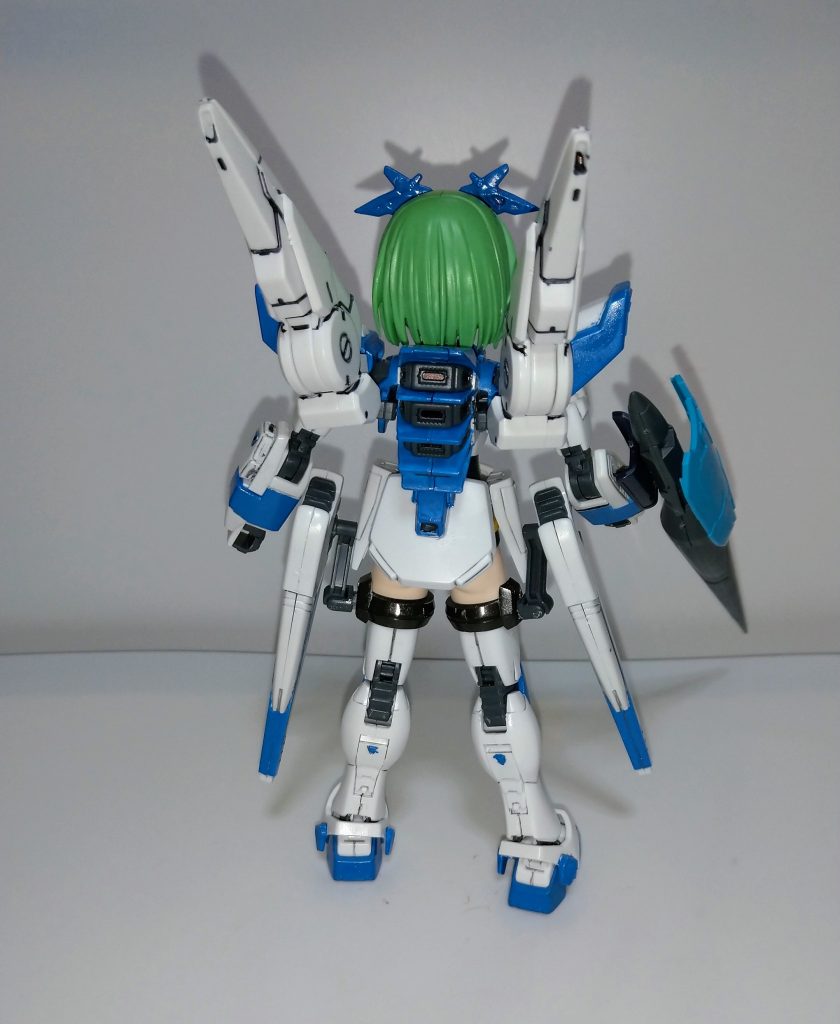 後ろはこんな感じ。ヴェスバーがあった位置にM91のパーツが来たため、ヴェスバーは太ももに移動。ファル=ファリーナに付いていた武装のサブアームでヴェスバーと接続しています。