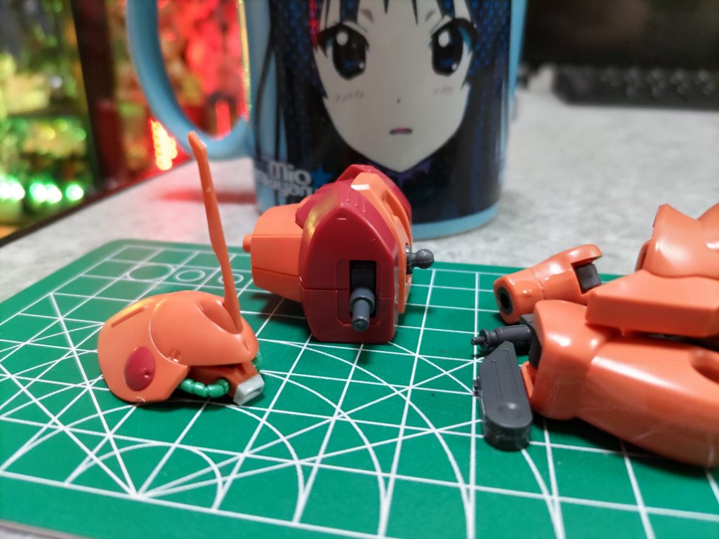 マラサイの大いなる問題点、鼻ダクトに出来る合わせ目はグフフライトタイプの余剰パーツを移植しました。