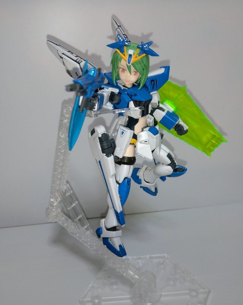 以下適当にポージング。F91、出ますっ!!槍は外して実体盾だけを装備させることも可能となっています。