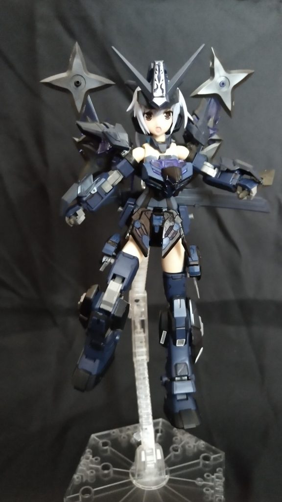 以下適当にポージング。まずはジャンプ。クナイを装備し、太ももに取り付けてある才蔵の腰パーツに迅雷付属のクナイを取り付けてあります。勿論稼働可能。