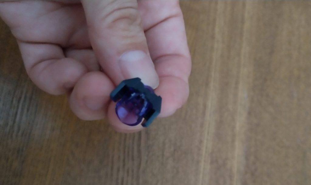 ここからは加工画像。まずは肩。最初、肩は迅雷ボディに差し込む予定でしたが稼働がほぼ不可能になるので、ボールジョイントを活かして上下にも動くように切りました。その途中クリアパーツが砕けそうなのでややビビりながら切りましたw