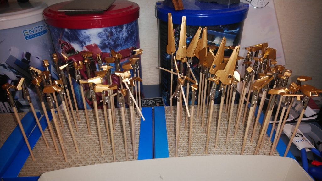 金色部分は水性ホビーカラーの金色三回塗り後に、アクリジョンのクリアーイエロー三回塗りを行いました。疲れた…