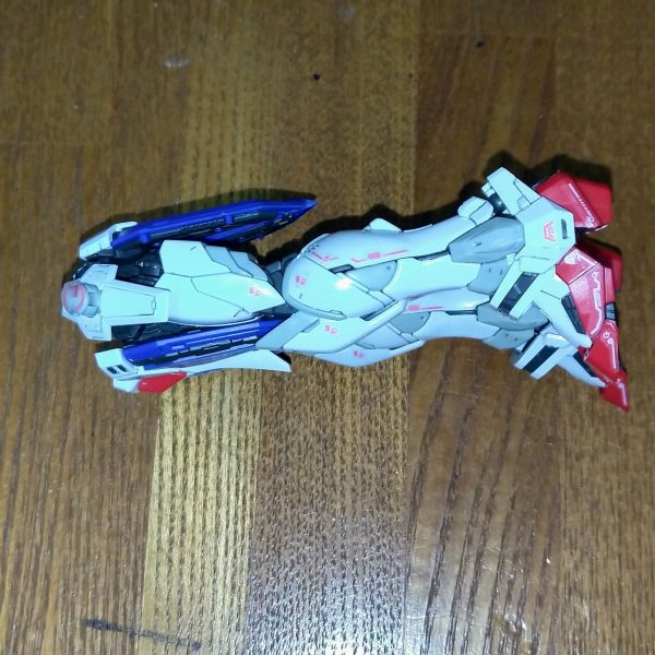 こんばんは、メカ丸です！今日買った「RGゴッドガンダム」を制作し、下半身が出来ました。ゴッドガンダムは個人的には好きな機体なので、今まで貼らなかったデカールを今回は貼っていってますが、これがまた中々の苦行ですww小さいシールが特に貼りにくい……(；´Д｀)他の方々はこのデカール貼りもこなしているのかと思うと頭の下がる思いです。(；´Д｀)（3枚目）