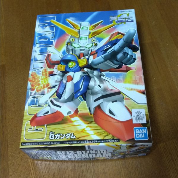 未だに店頭に並んでいるハロ（オリンピックカラー）とSDゴッドガンダムを買ったので、折角なのでゴッドハロにすべくまずはハロを塗装中です。ハロが白いので塗りやすいですが、ガンマカ（ペン塗り）なのでムラが……(；´Д｀)（2枚目）