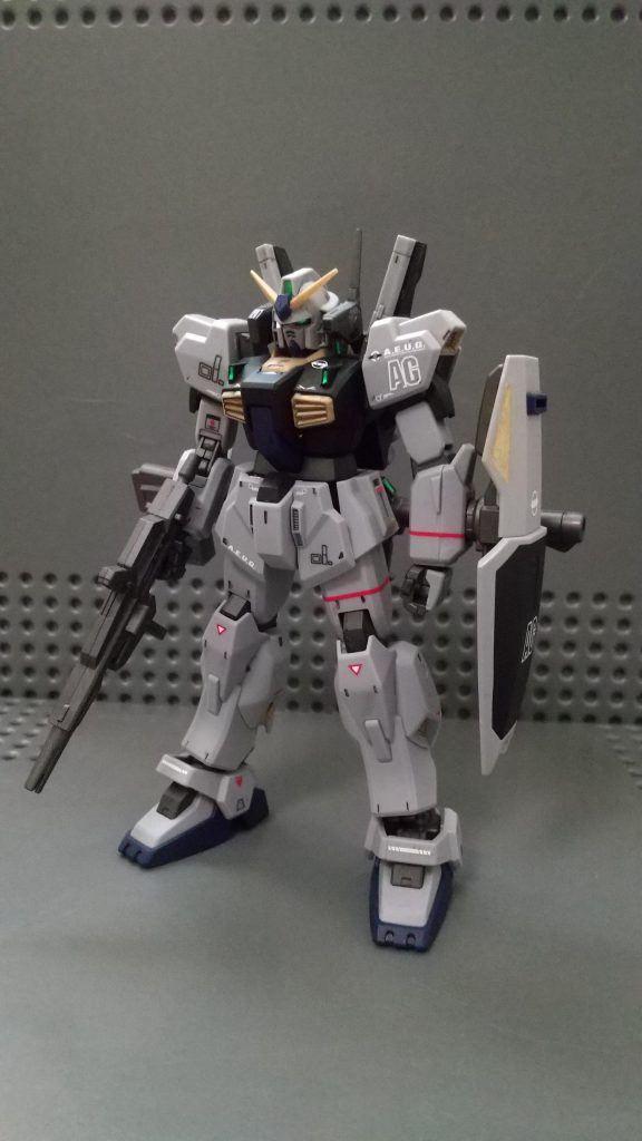 素立ち(ビームライフル装備)~解説~肩をどっしりと構えているような感じで広げ、脚を窮屈にすぎず、広げすぎないようにして立たせます。そして、機体がすべて写るように斜めに撮ります。自分は、今回は横からとりましたが、機体を下から見上げるように、下から撮るのもカッコいいと思います。