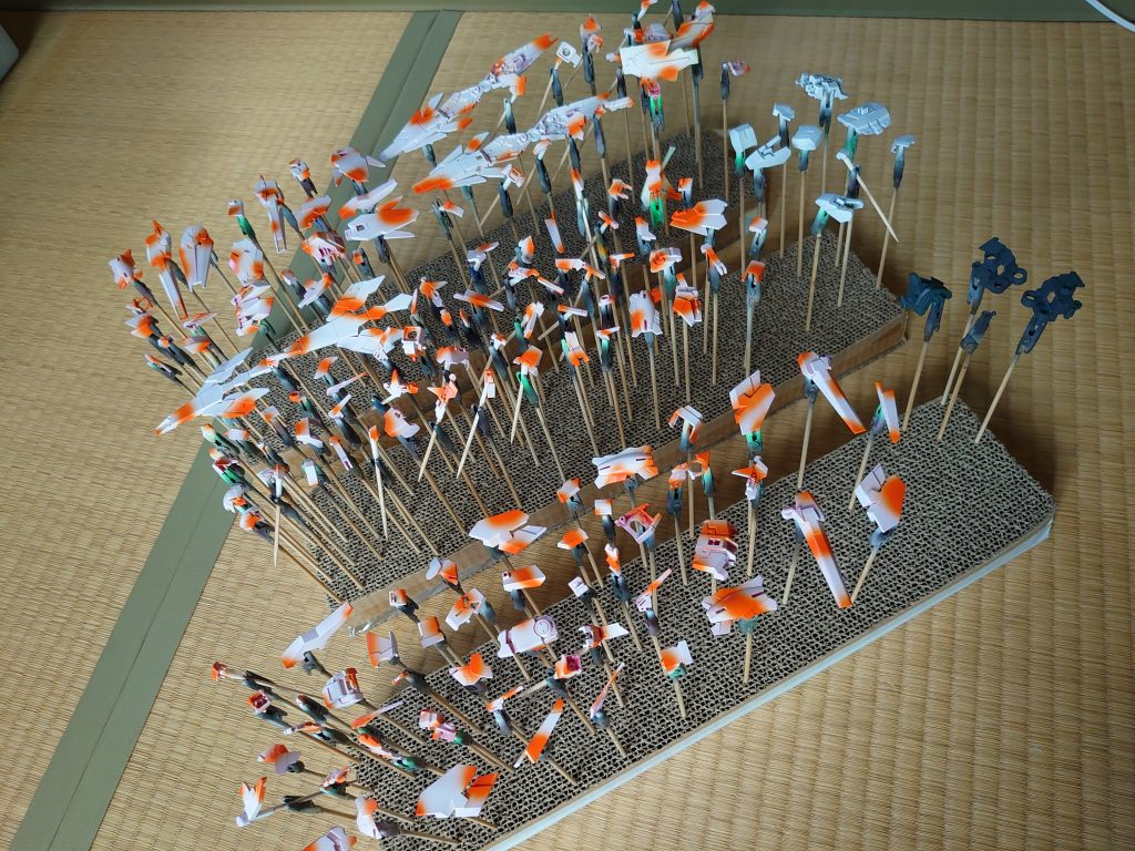 ユニコーンの外装パーツのオレンジを塗装した画像です。この後白下地にスーパーイタリアンレッドとブラッディレッドを半々で調色した赤(朱色に近くなる)で、オレンジが残るように塗装しました。重なる部分はグラデーションになるよう意識しました。