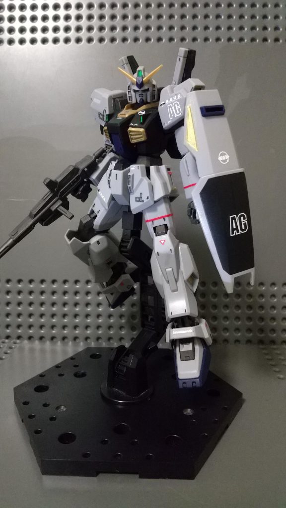 箱絵のポージング~解説~箱絵のポージングから考察すると、空中で浮いているようなイメージを持ったので、脚にあまり力を入れすぎないような感じで、脚を伸ばしきらずに少し曲げてポージングをとりました。そしてシールドを見えるように若干斜めにし、ビームライフルを持つ腕も、力が入っていないようにしたかったので、脚と同様、角度を曲げすぎず伸ばしすぎずにしました。