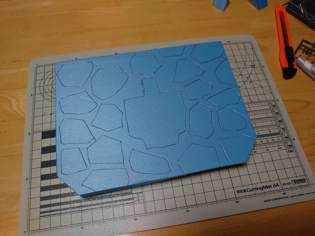 台座作成開始時の画像です。おおまかに岩場をイメージして下書きした状態です。岩の形の部分を残すようにハンダゴテで溶かして作りました。