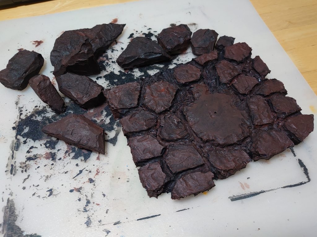 表面を溶かしてアクリル塗料で塗り重ねた岩場の台座です。このあとハイライトをドライブラシで４色重ねて完成させました。実はこの時点ではまだ浮遊する岩のアイデアは有りませんでしたが、炎エフェクトをやろうと考えたときに同時に思いつきました。