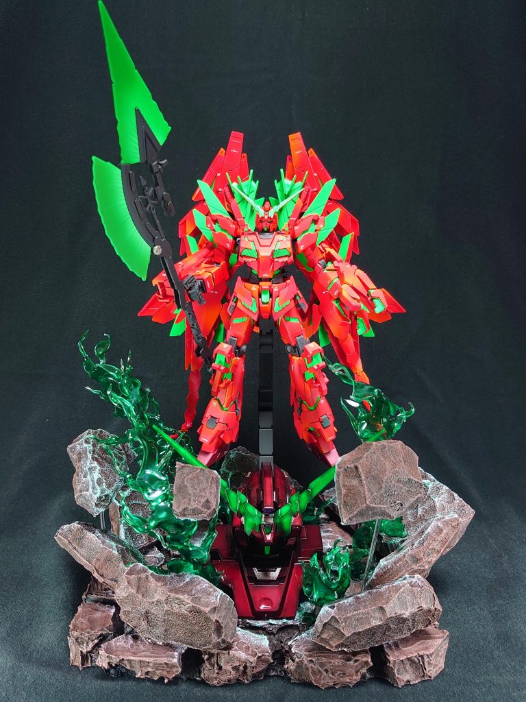 本体の赤は赤単色ではなく、水彩画のような塗装を意識してオレンジが滲むようなグラデ塗装にしました。ユニコーン台座は暗めの色のキャンディ塗装でジオラマ風にしました。緑の炎エフェクトと浮遊した岩、岩の内側を向いた部分には炎の明りに照らされたハイライトをドライブラシで表現してみました。