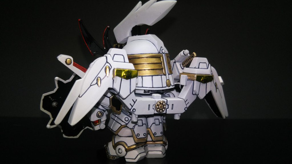 本物の刀流義守は割と黒い(兜や背部スラスター、腰回りは本来黒)が、全体的に白にしたので、モデルのガンダムWのトールギスに近くなって、トールギス味が増しました。