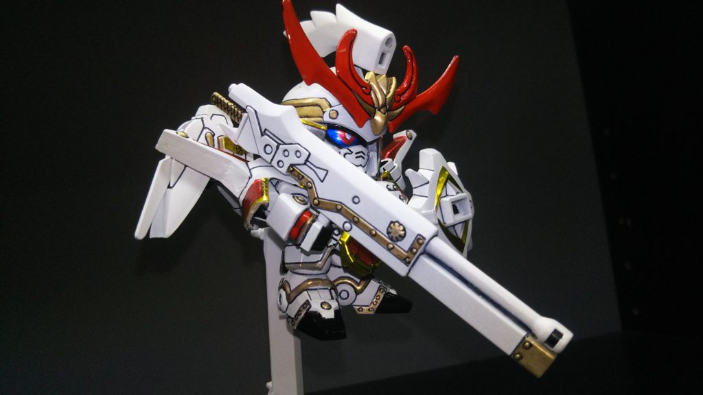 大砲 導刃銃(ドーバーガン)は背部スラスターと干渉して構えられませんw箱絵イラストは構えていますが、構えている写真は一枚も無いw軽装タイプで背部スラスターを外せば構えられるのですが…後、BB戦士にしては珍しく弾丸発射機能が有りません。