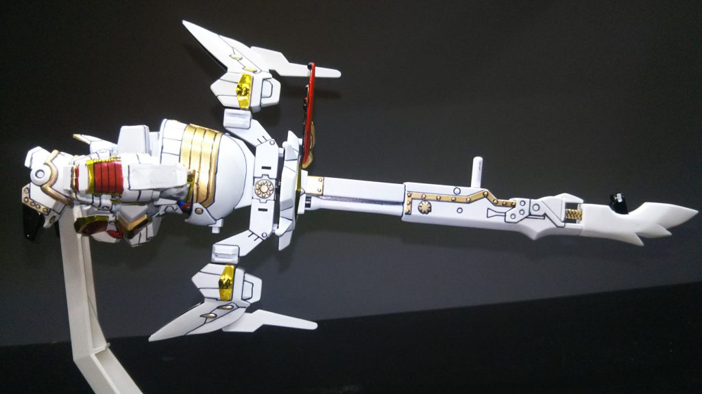 真剣形態を真横から。割と好きな形態でこれが無ければ多分買っていないレベルで好き。キットには台座が無いので、普通に立たせるか、横に寝かせるか、ブンドドする以外に楽しむ方法が無い。台座は正義w