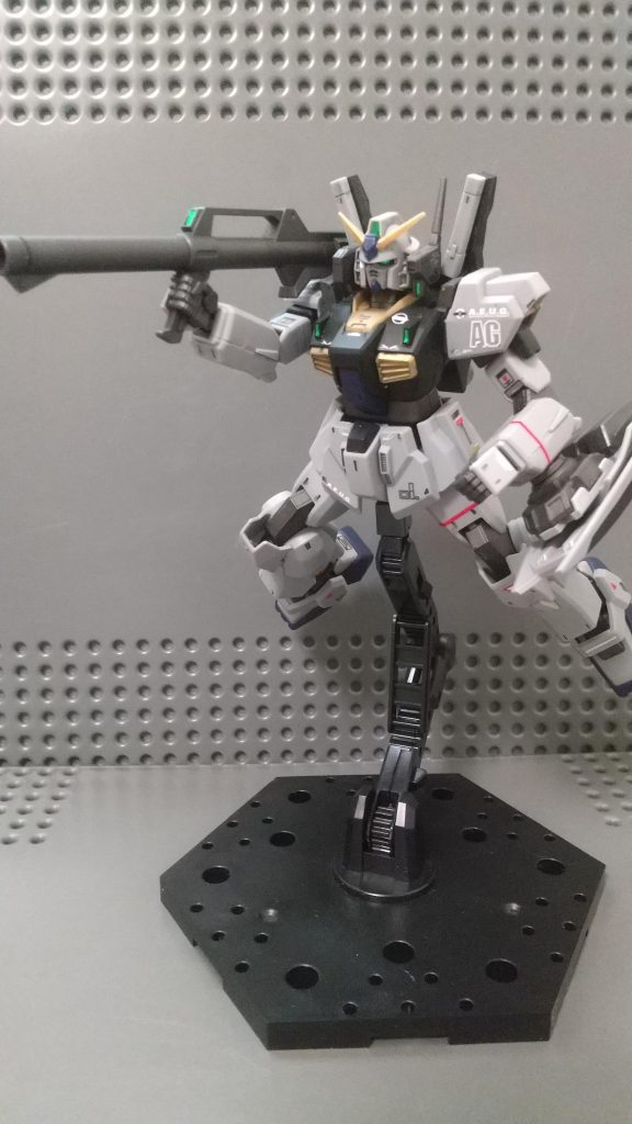 ハイパー・バズーカでの攻撃~解説~接近してきた敵を処したので、別の敵へ攻撃しているようなイメージです。バズーカで空間を埋め、頭をその先に向いてるように取ります。右脚で奥行きを取ります。機体が画面右から左へ移動しているようにしたいので、足を地面から垂直になるように左脚も同様に。最後に左腕で空間を埋めます。