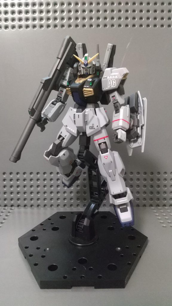 箱絵のポージング(ハイパー・バズーカ装備)~解説~原作で、ハイパー・バズーカ装備時の時のシールドは、だいたい縮小した状態であり、尚且つ、バズーカが大きく、空間を十分に埋めているため、シールドを通常サイズのものでポージングを取ってしまうと主調が激しくなりすぎてしまうため、シールドは縮小したものを使いました。