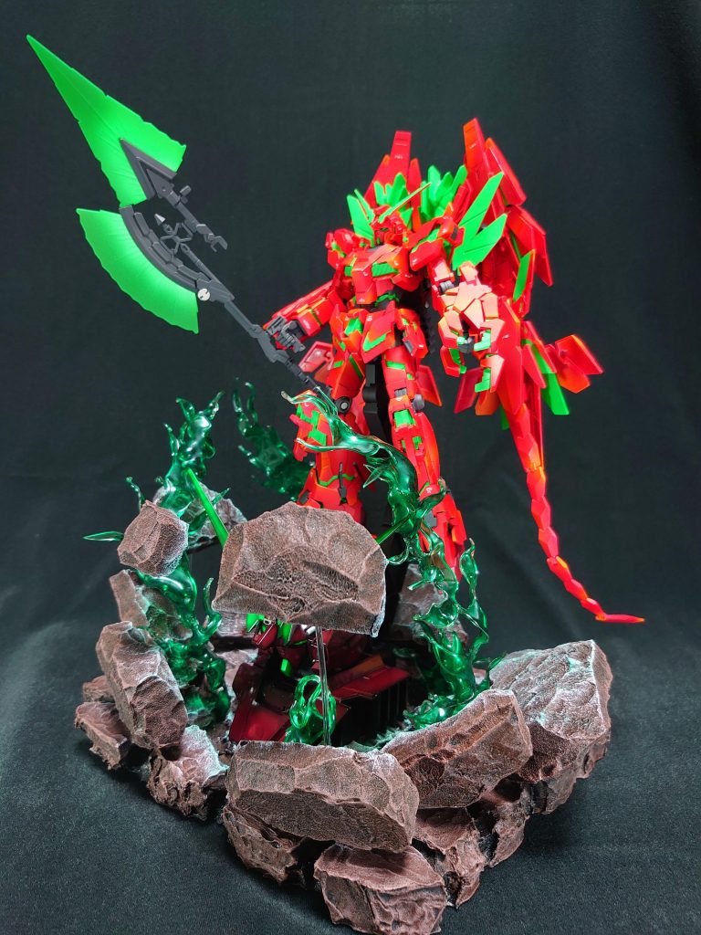 浮遊した岩がわかりやすい角度。透明のプラ棒で浮かせています。小さい岩は炎エフェクトの外側の部分に接着しています。