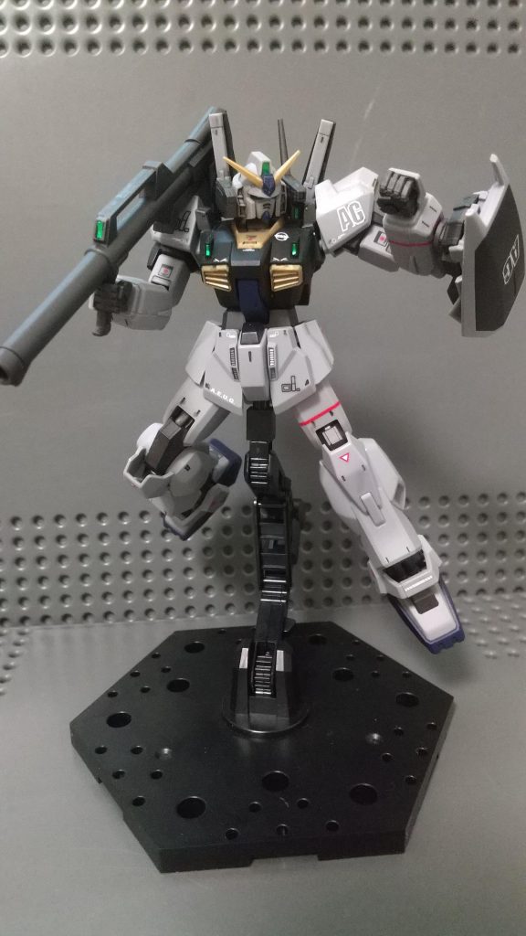 盾受け~解説~盾受けをするために、前の画像と比べて腰の捻りを変えました。すぐさま動けるように、脚の力具合を強く見せるために角度をつけました。