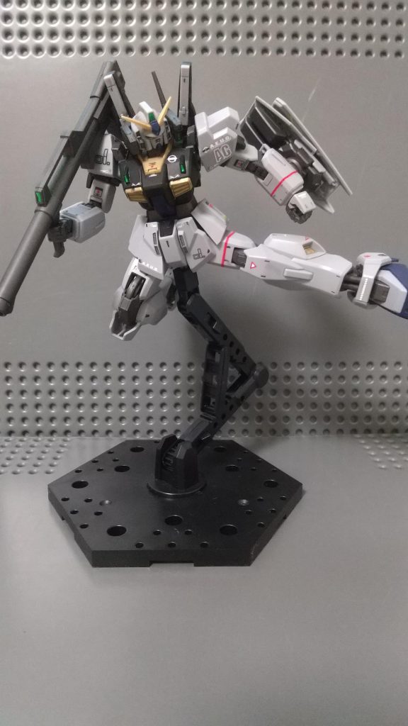 Mk-IIと言えば!な蹴り~解説~盾受けした後、接近してきた敵へのカウンターをしているようなイメージです。バズーカで空間をカバー。蹴りの姿勢の関係上、蹴らない側の脚を伸ばすことが難しいく空間を埋めにくいため、バズーカで広めに空間を埋めます。蹴る側の左脚を蹴っているようにポージングを取ります。この時、脚を伸ばして、違和感のないように膝の角度を細かく調整してポージングを取ります。最後に左腕のシールドで空いた空間を埋めます。力を少しいれている感じにしたかったので少し腕を曲げました。頭はできるだけ蹴っている対象を見ているようにしました。