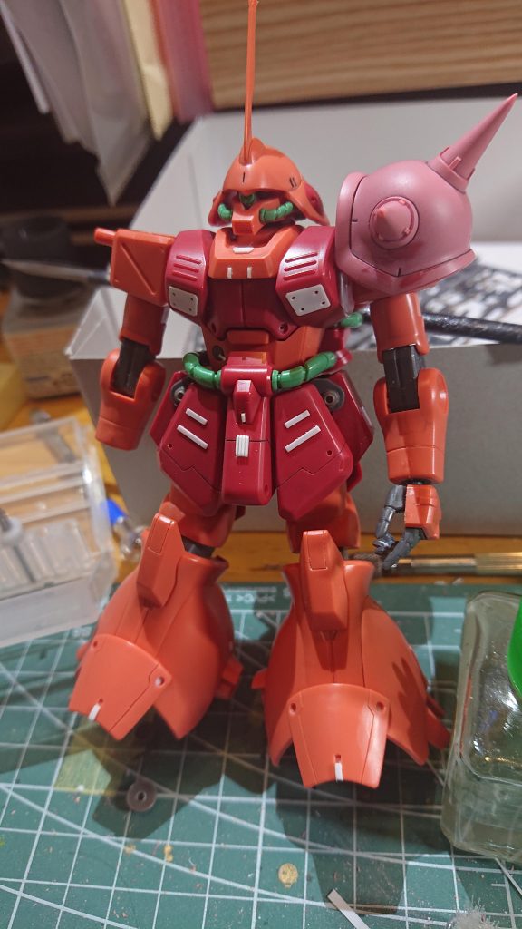 合わせ目消しを終えて、プラ板貼ってるところ…