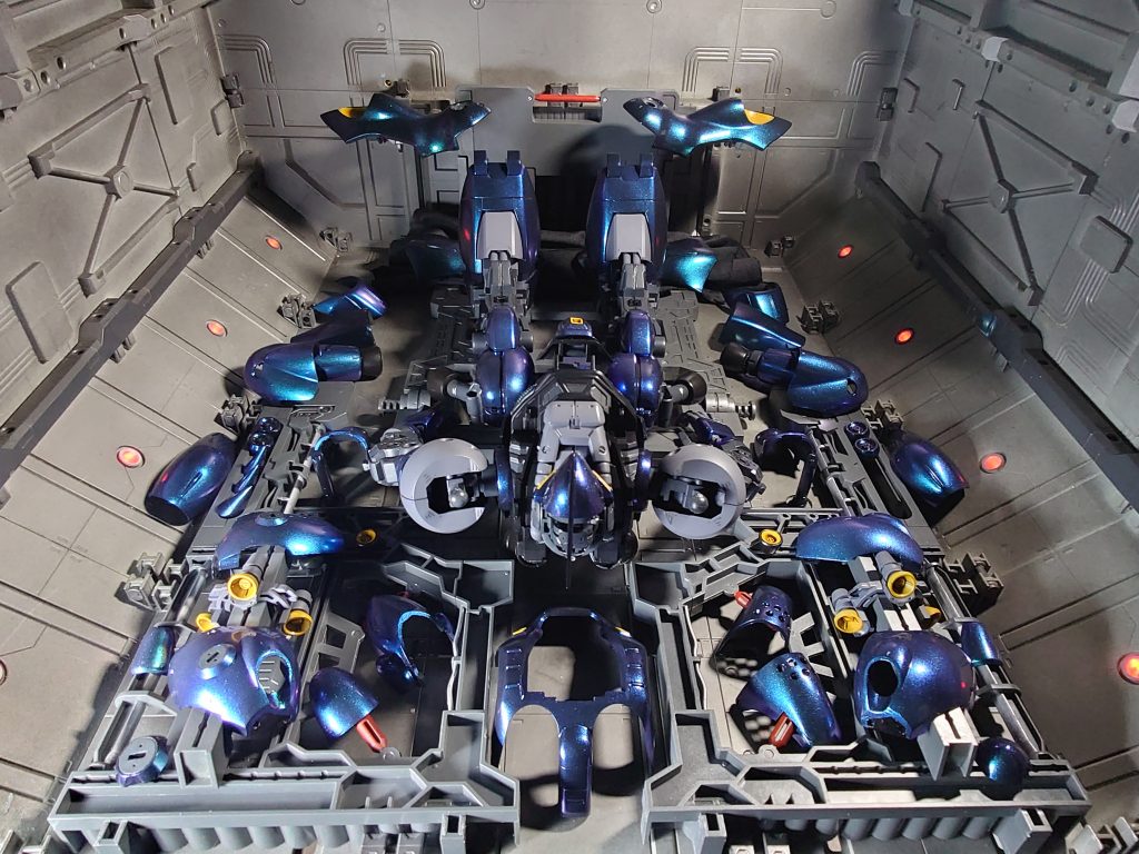 ジオンのファクトリーで分解の図です。劇中のケンプファーが、どのように生産されたかは明らかにはなってはないかと。基本、自動車と同じような製造ラインだとすれば、一度は完成させてからバラしたかと思います。メカニックは大変だったと想像しますね。