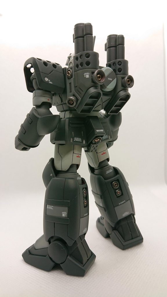 バックショット、バーニアをディテールアップすると効果的ですね。脚部のバーニアは一旦切り離して後はめしてます。本機の240mm砲は薬莢式に改められています、やはりガンキャノンの液体火薬は被弾した際などの危険性や、コストの問題ですかね？